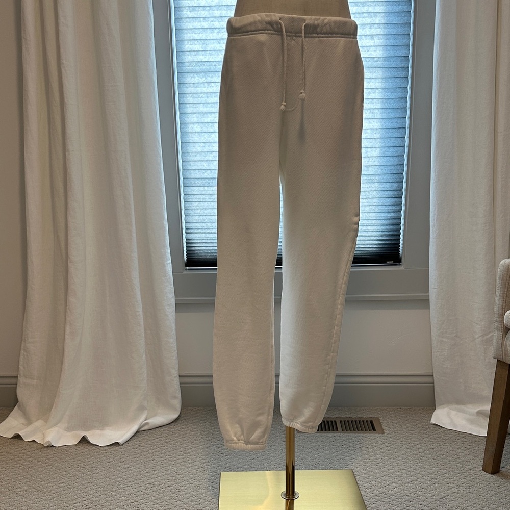 Elwood 100% organic cotton cozy White Sweatpants & babydoll cropped zip hoodie.